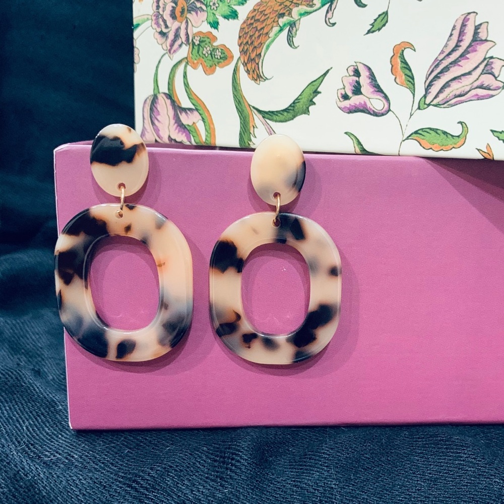 Refined & feminine tortoiseshell earrings